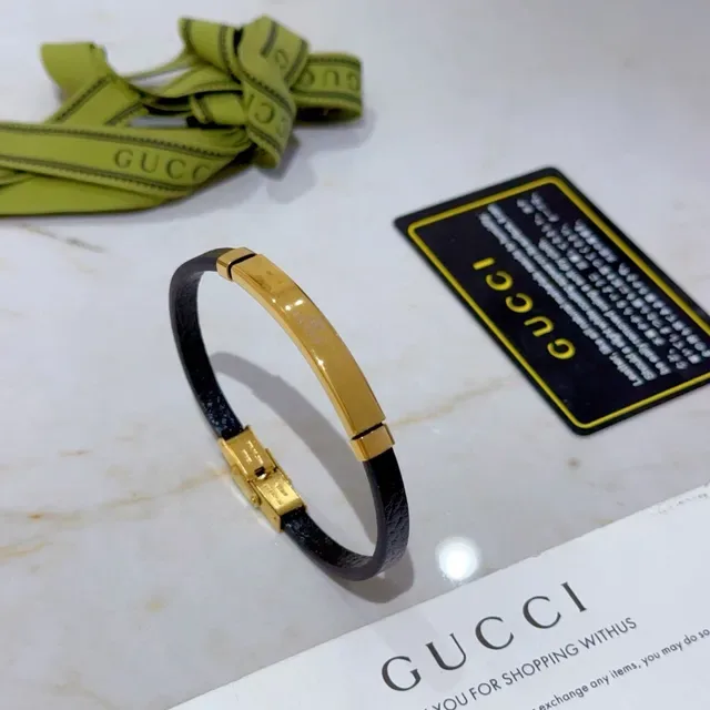 Bracelet Gucci en cuir noir et métal doré 2