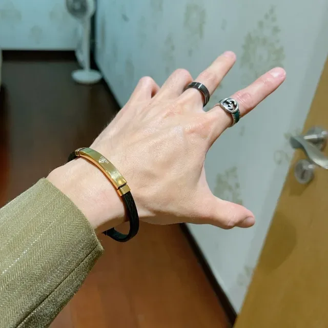 Bracelet Gucci en cuir noir et métal doré 3