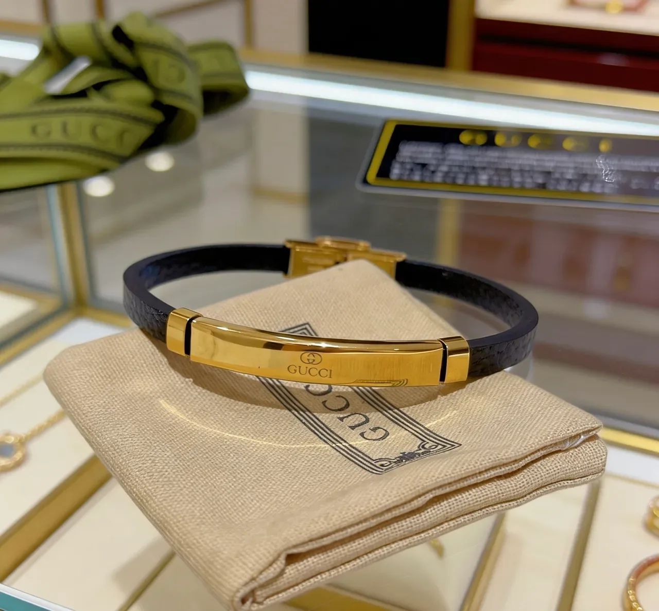 Bracelet Gucci en cuir noir et métal doré 4
