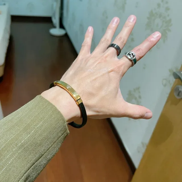 Bracelet Gucci en cuir noir et métal doré 5
