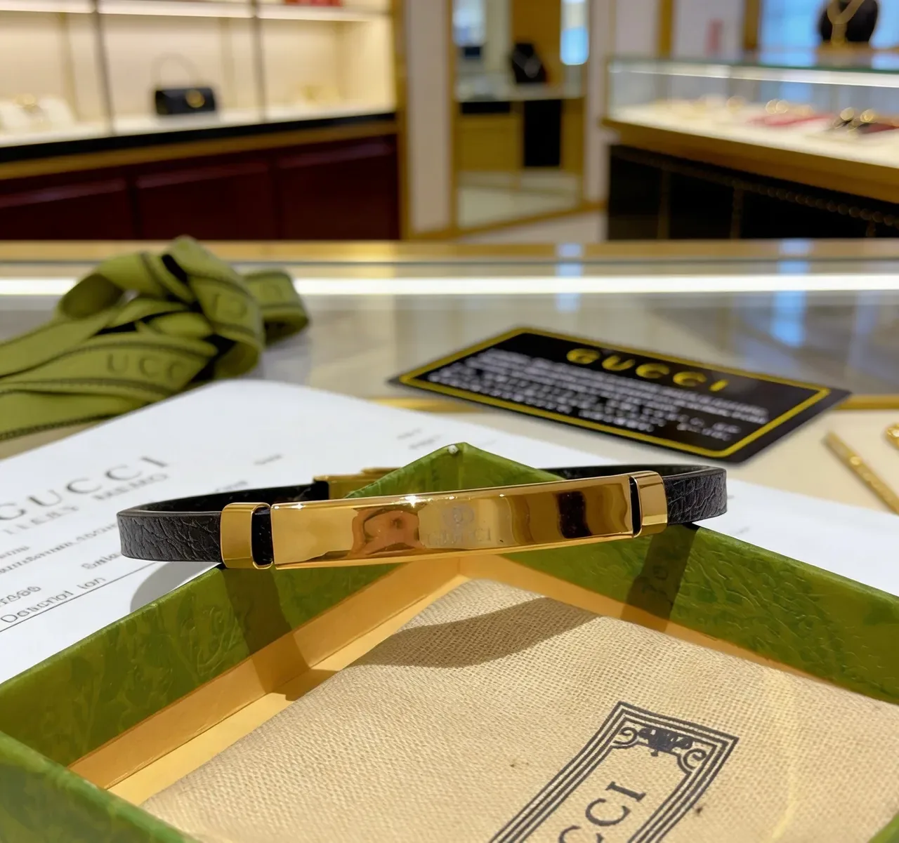 Bracelet Gucci en cuir noir et métal doré 6