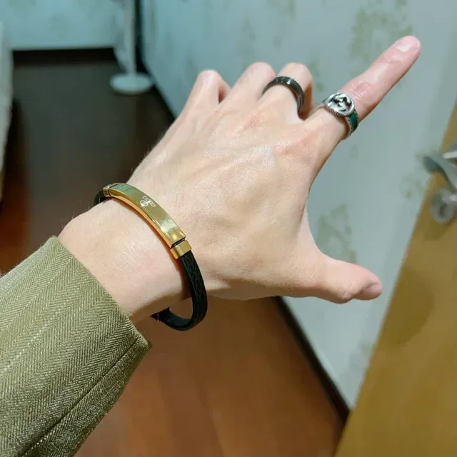 Bracelet Gucci en cuir noir et métal doré 8