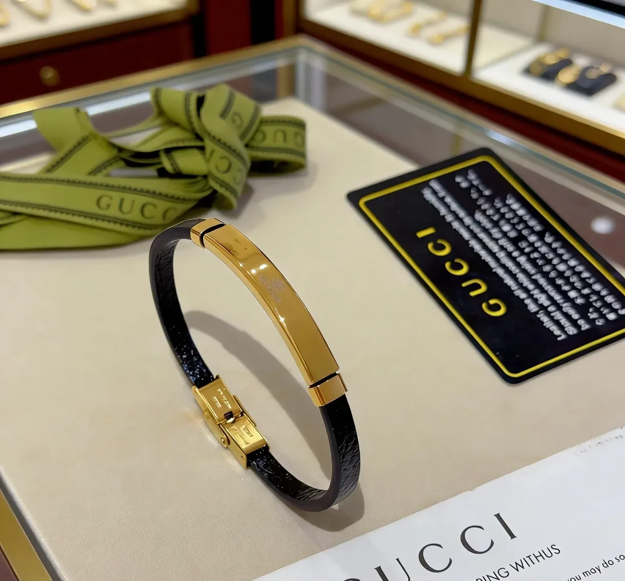 Bracelet Gucci en cuir noir et métal doré 9