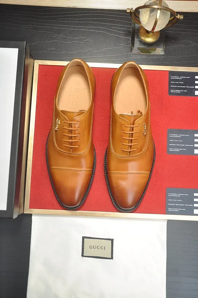 Gucci Zapatos Oxford de Cuero Tan Pulido con Punta de Tapa Marrón Negro 5