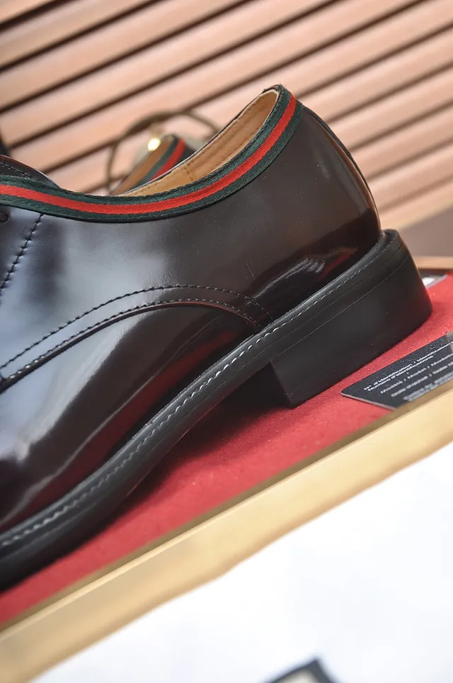 Gucci বার্গান্ডি প্যাটেন্ট লেদার ওয়েব-ট্রিম্ড অক্সফোর্ড জুতা 2