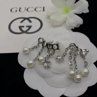 Gucci Brincos pendentes com pérola e charm de estrela