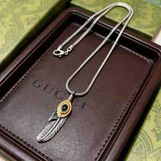 Gucci Collar con Motivo de Pluma y Ojo de Dos Tonos