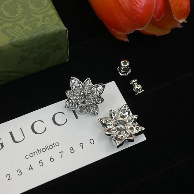 Gucci Flower-Shaped Pavé Crystal Stud Earrings 4