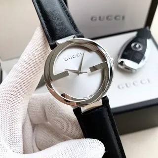 Gucci G-Timeless Interlocking G चांदी डायल काला चमड़ा क्वार्ट्ज घड़ी