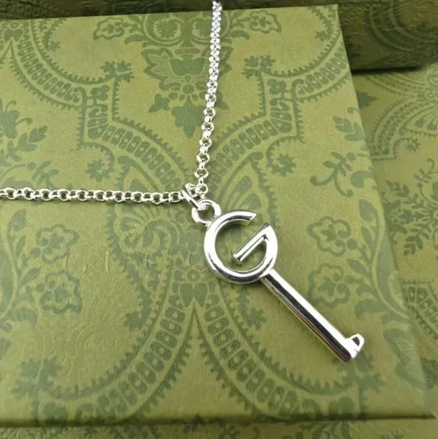 Gucci GG Key Double G Motif أقراط بلون فضي وأسود مينا 5