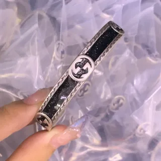 Gucci GG Marmont Pulsera Tubular Negra con Inlay de Glitter Tono Plateado