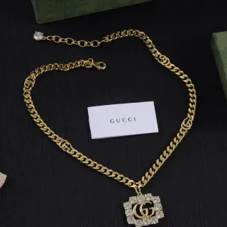 Gucci GG Marmont ক্রিস্টাল সজ্জিত সোনালি রঙের কার্ব চেইন মালা