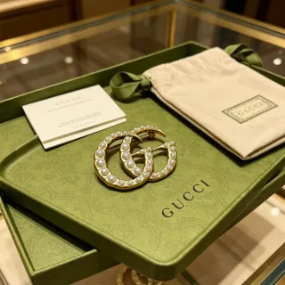 Gucci GG Marmont मोती सजाया डबल जी ब्रोच