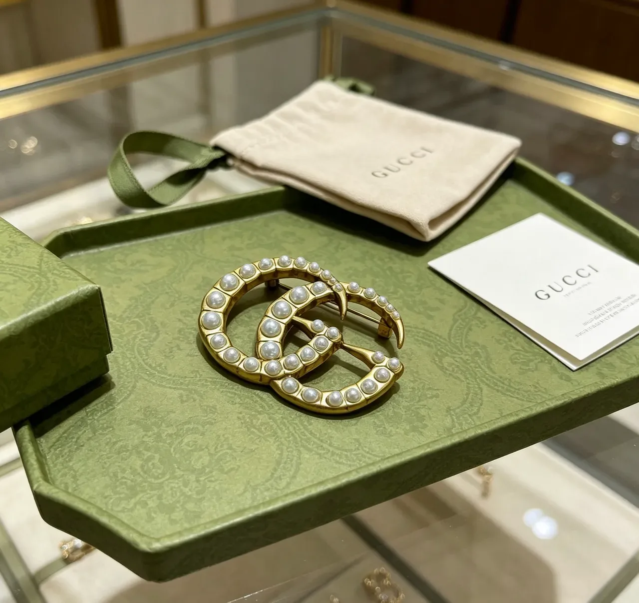 Gucci GG Marmont 珍珠镶嵌双G胸针 2