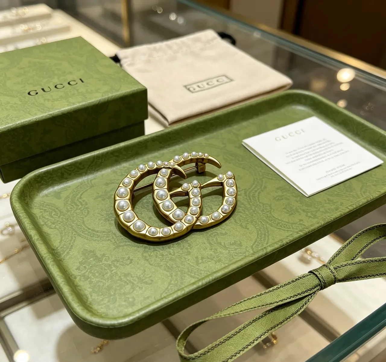 Gucci GG Marmont 珍珠镶嵌双G胸针 4
