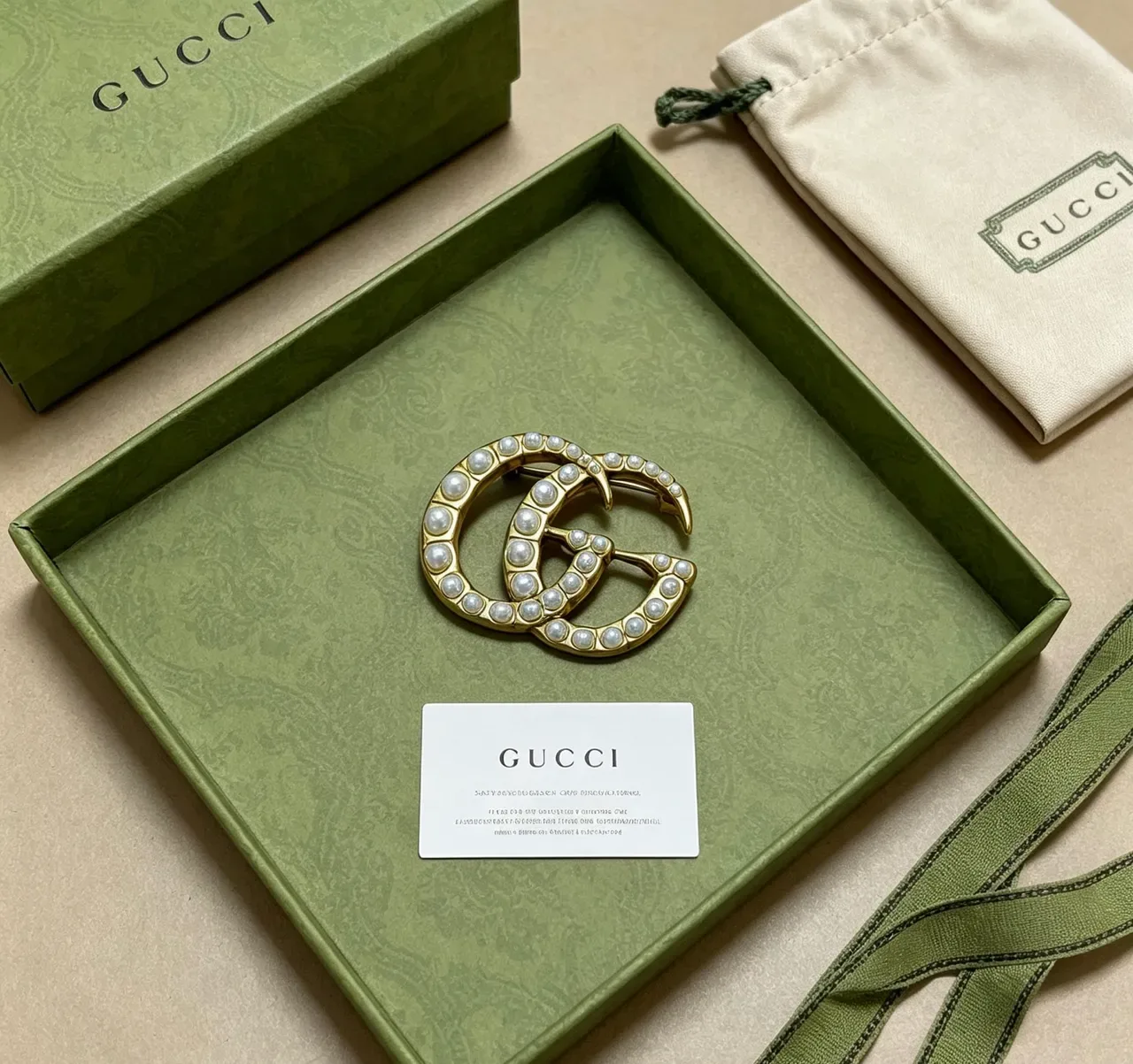 Gucci GG Marmont 珍珠镶嵌双G胸针 5