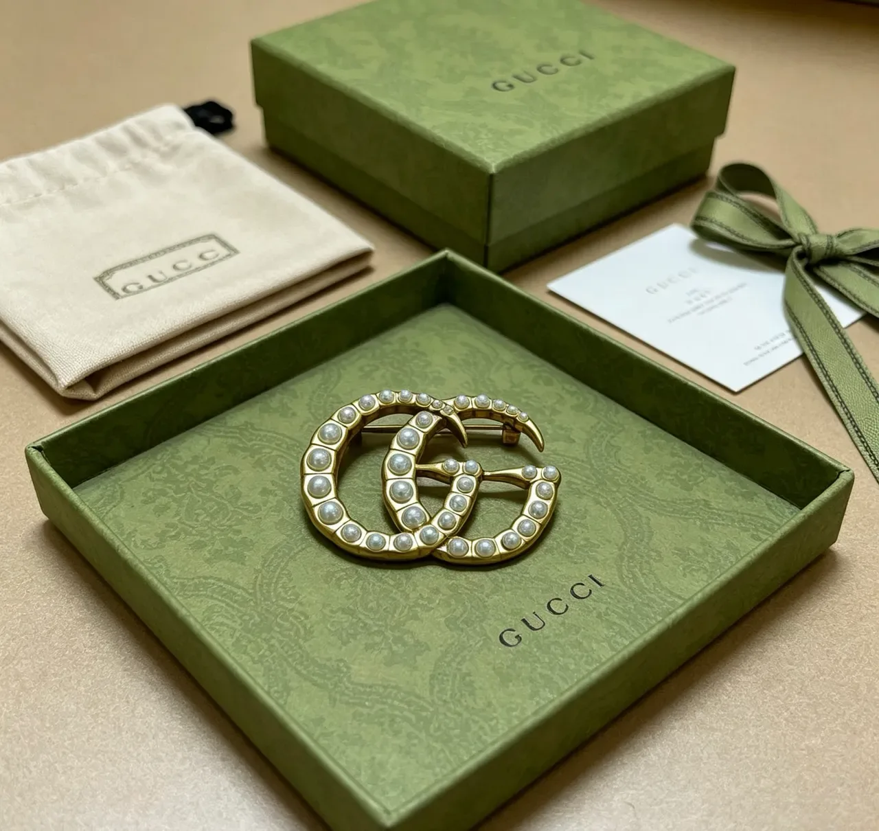Gucci GG Marmont 珍珠镶嵌双G胸针 6