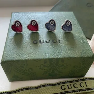 Gucci GG Marmont Brincos em forma de coração preenchidos com esmalte vermelho azul