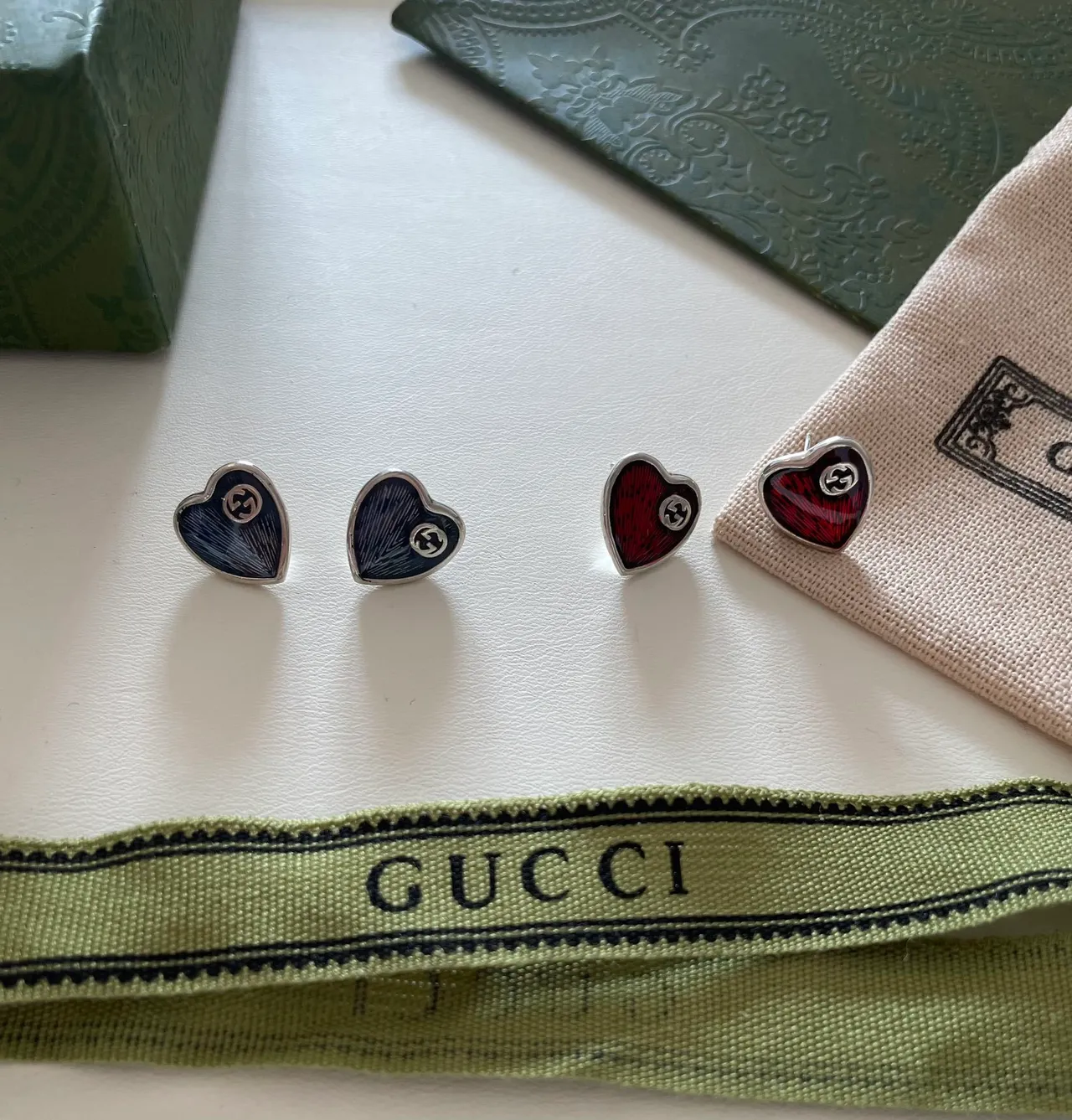 Gucci GG Marmont Brincos em forma de coração preenchidos com esmalte vermelho azul 3