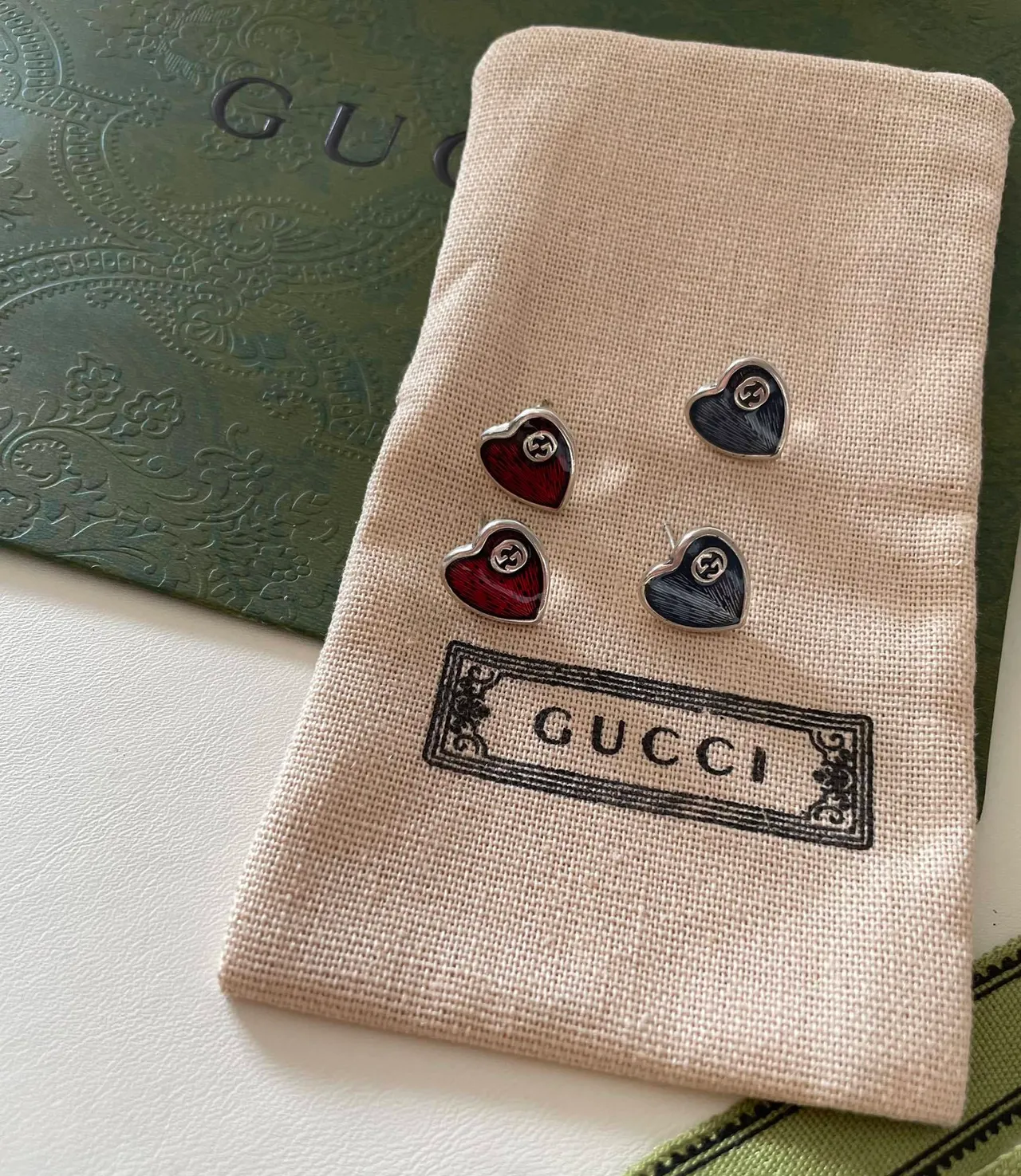 Gucci GG Marmont Brincos em forma de coração preenchidos com esmalte vermelho azul 5
