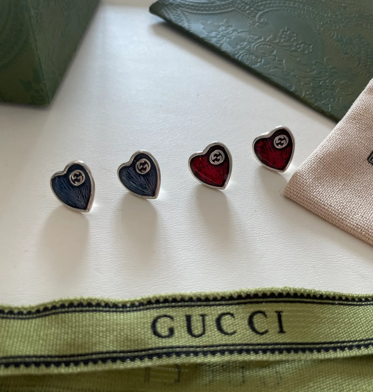 Gucci GG Marmont Brincos em forma de coração preenchidos com esmalte vermelho azul 6
