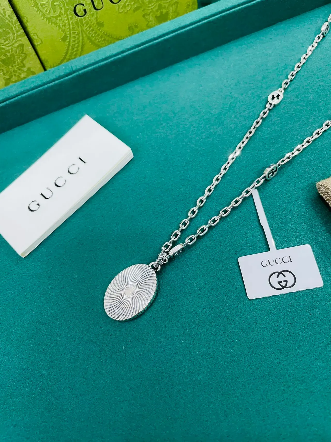 Gucci GG Marmont Chaîne argentée collier pendentif ovale à bord de corde 2