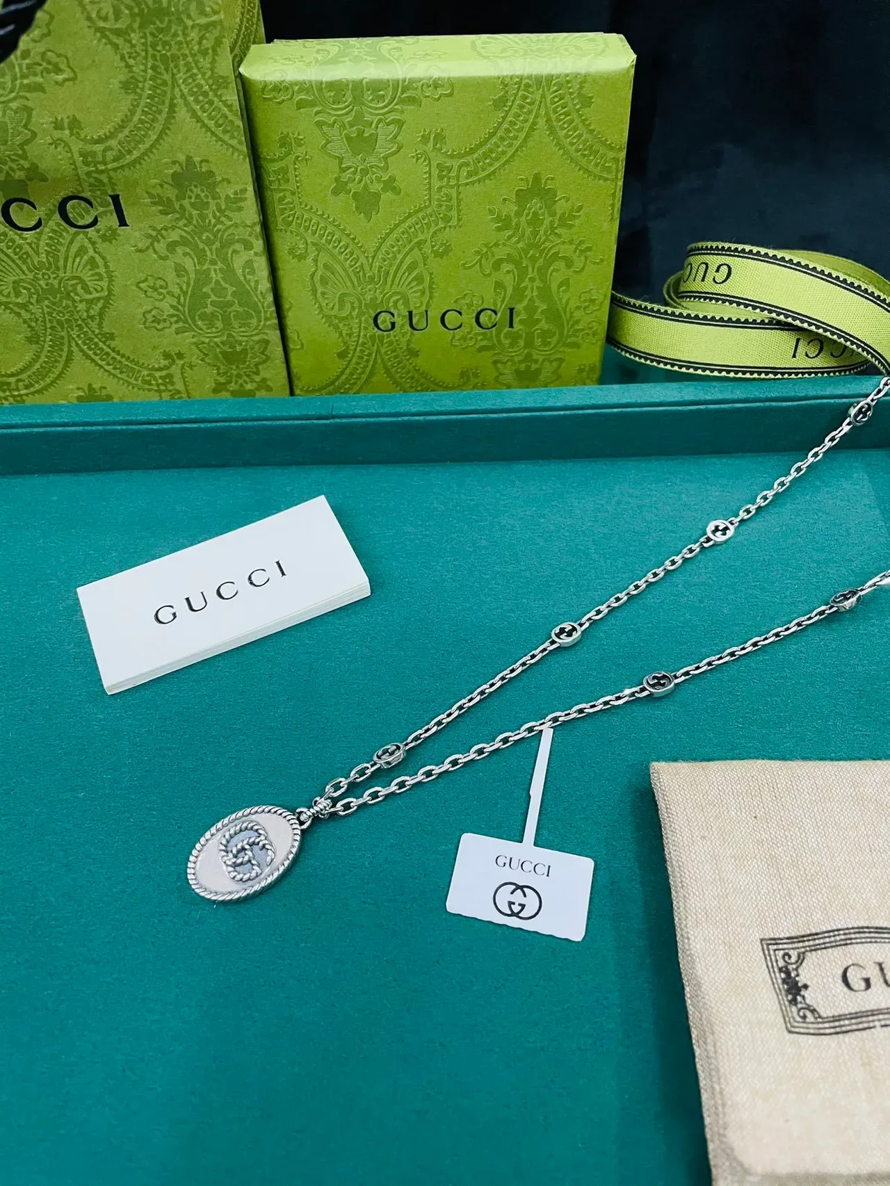 Gucci GG Marmont Chaîne argentée collier pendentif ovale à bord de corde 3