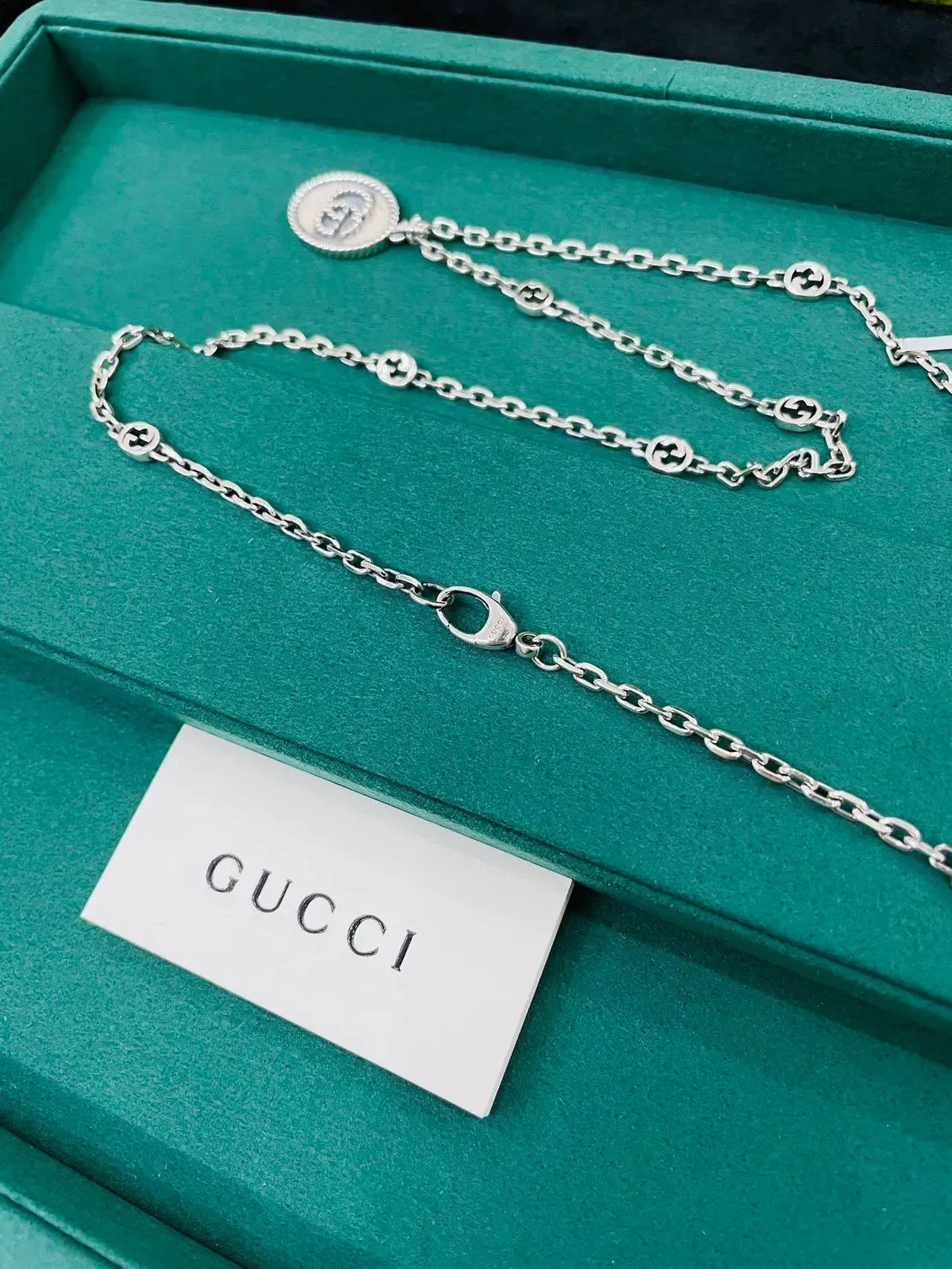 Gucci GG Marmont Chaîne argentée collier pendentif ovale à bord de corde 4