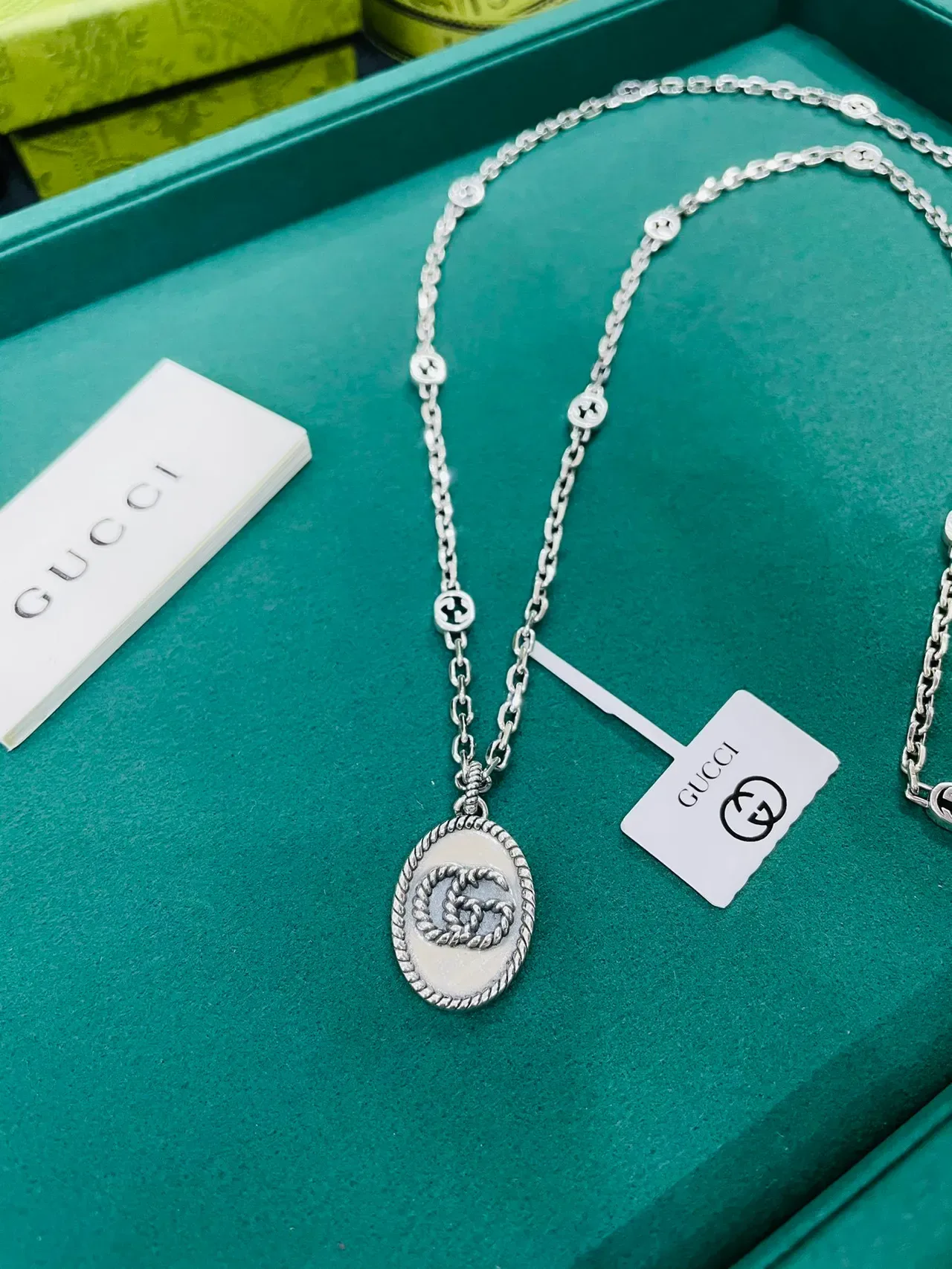 Gucci GG Marmont Chaîne argentée collier pendentif ovale à bord de corde 5