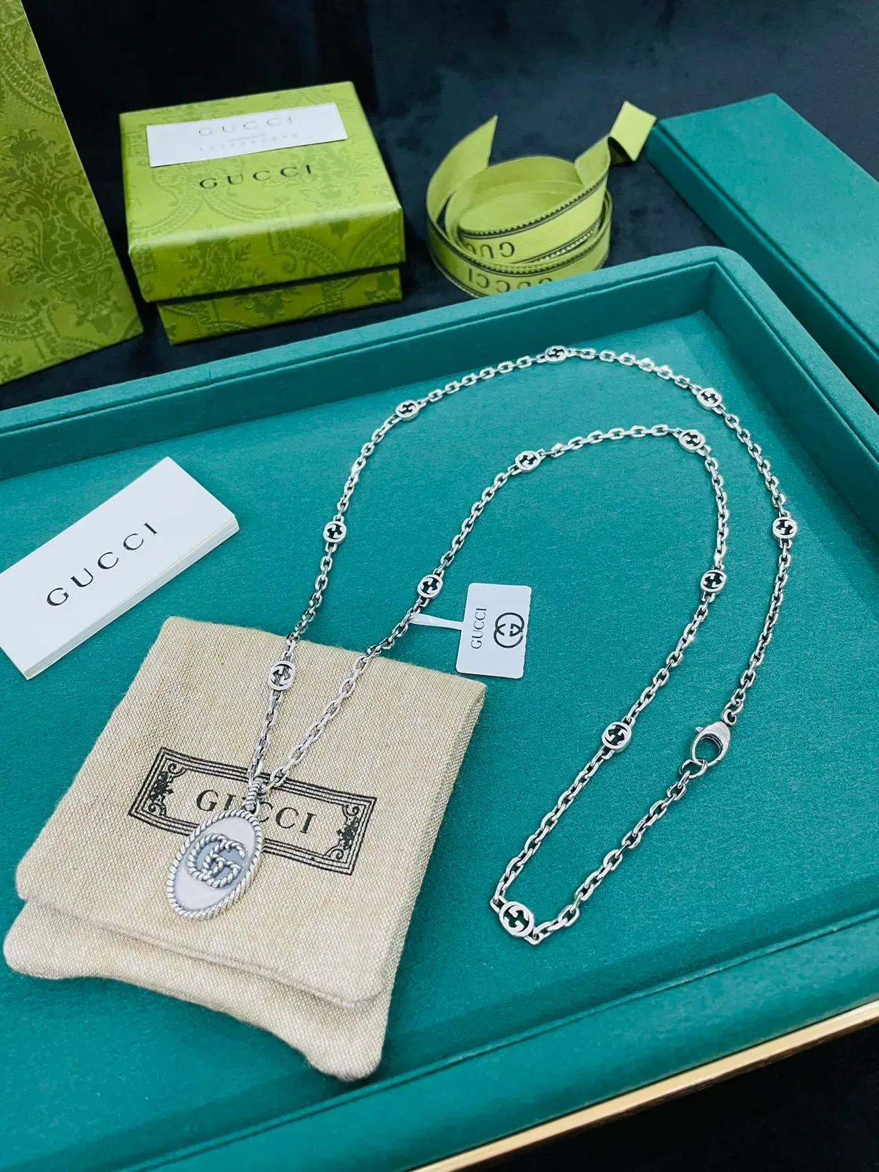 Gucci GG Marmont Chaîne argentée collier pendentif ovale à bord de corde 6