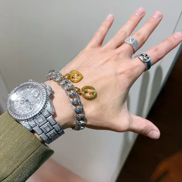 Gucci GG Marmont Pulseira Corrente Curb Prata e Dourada com Elos Scrollwork Ornados 4