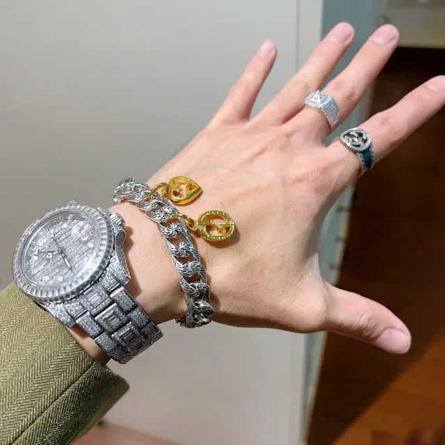 Gucci GG Marmont Pulseira Corrente Curb Prata e Dourada com Elos Scrollwork Ornados 8