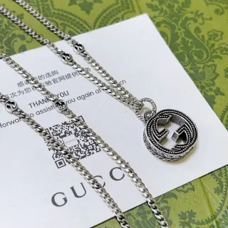 Gucci GG Marmont রূপো Interlocking G পেন্ড্যান্ট সার্কুলার মেডেলিয়ন নেকলেস