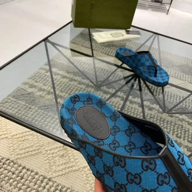Gucci GG Monogram Sandálias Thong Azuis e Pretas 2