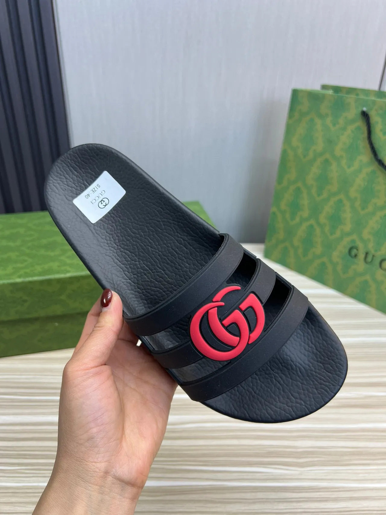 Gucci GG Slide 黑红 橡胶 构造 interlocking G Logo 拖鞋 2