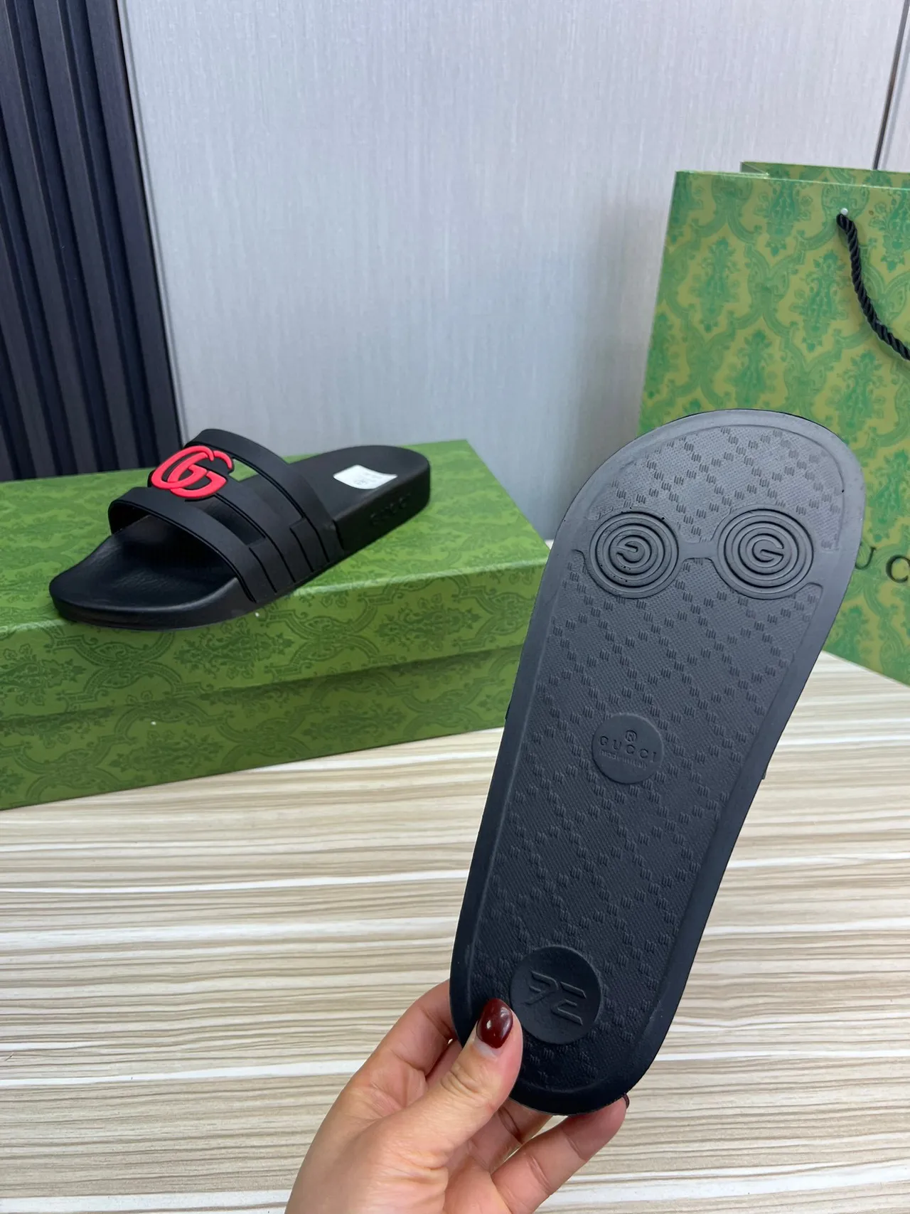 Gucci GG Slide 黑红 橡胶 构造 interlocking G Logo 拖鞋 3