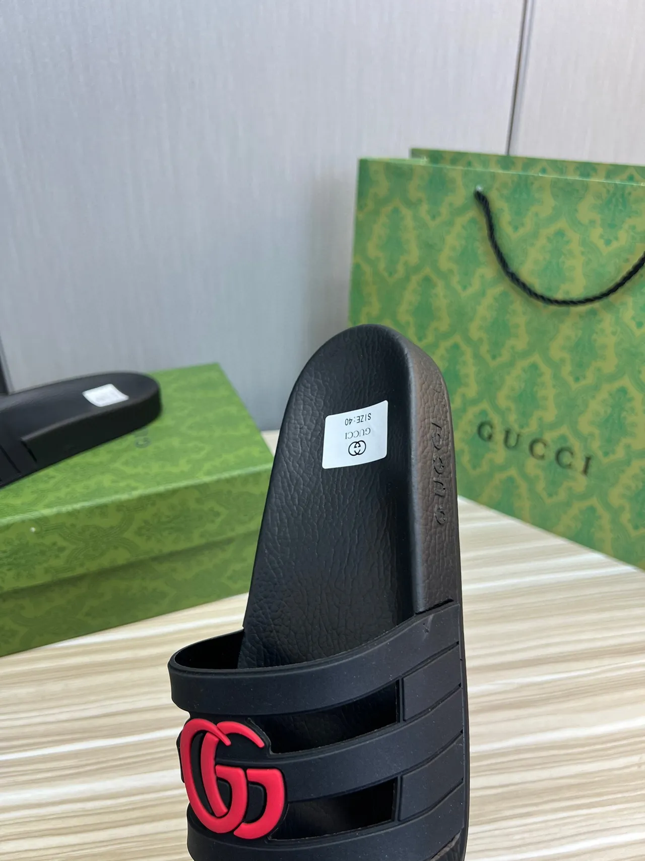 Gucci GG Slide 黑红 橡胶 构造 interlocking G Logo 拖鞋 4