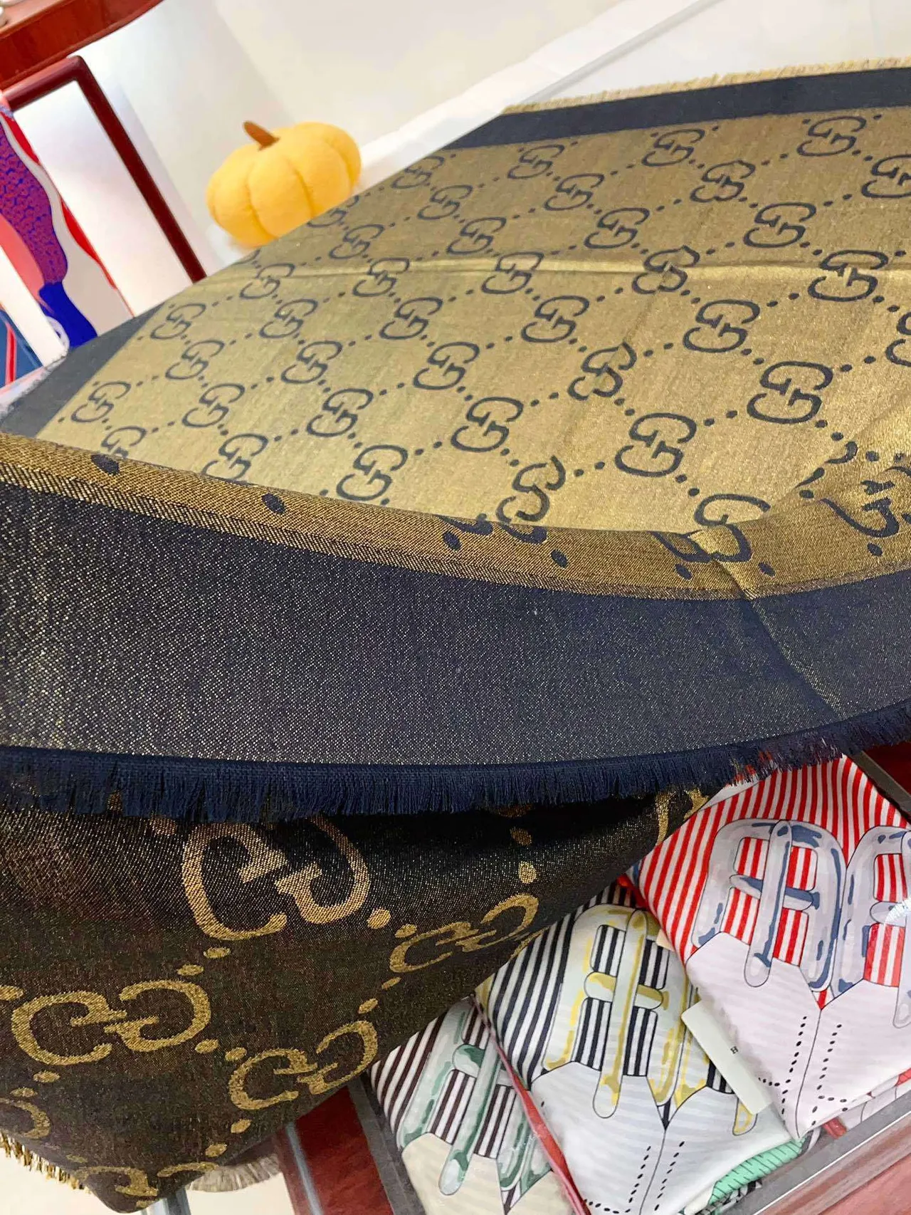Gucci pañuelo de seda con flecos estampado monograma en dorado marino 7