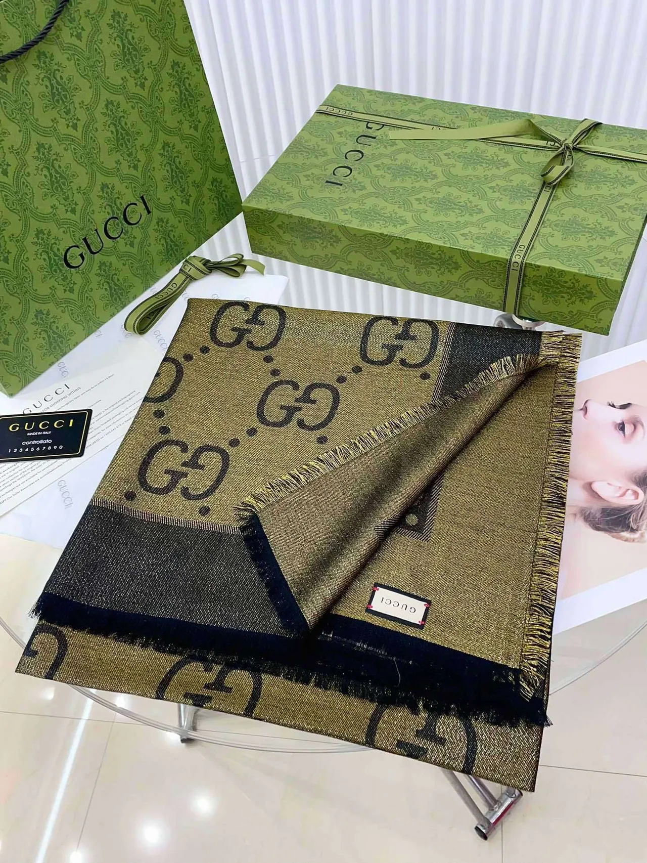 Gucci pañuelo de seda con flecos estampado monograma en dorado marino 3