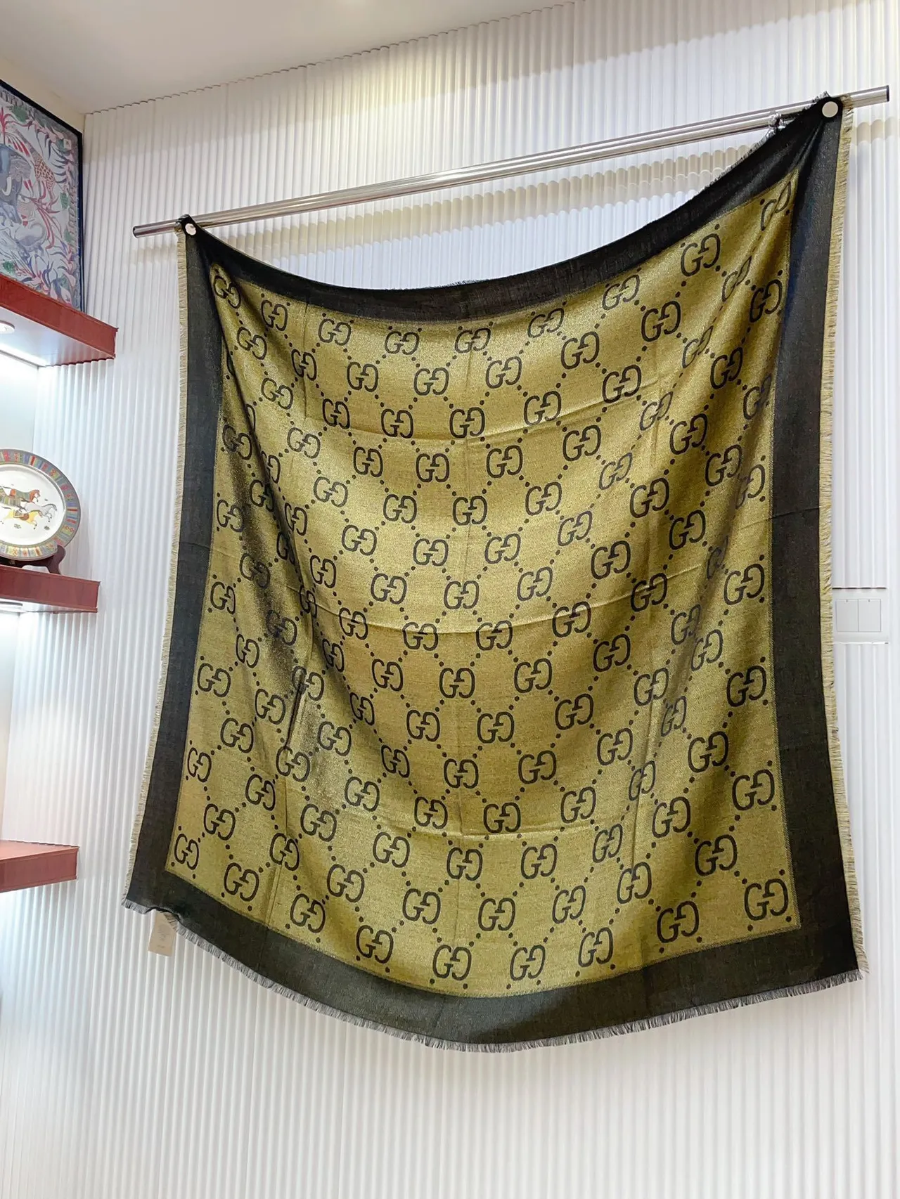 Gucci pañuelo de seda con flecos estampado monograma en dorado marino 4