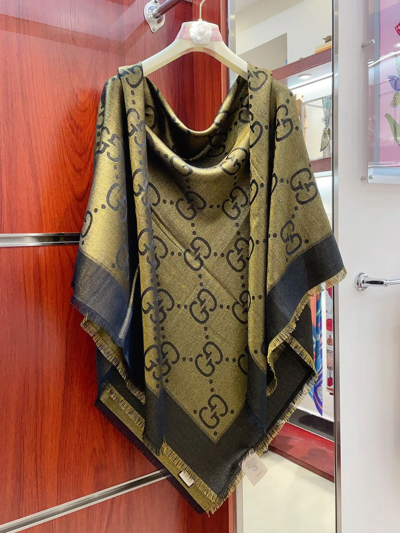 Gucci pañuelo de seda con flecos estampado monograma en dorado marino 5