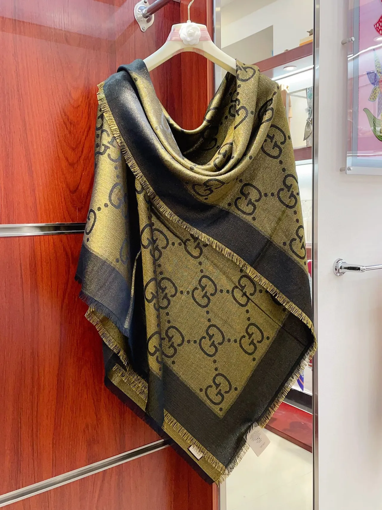 Gucci pañuelo de seda con flecos estampado monograma en dorado marino 6