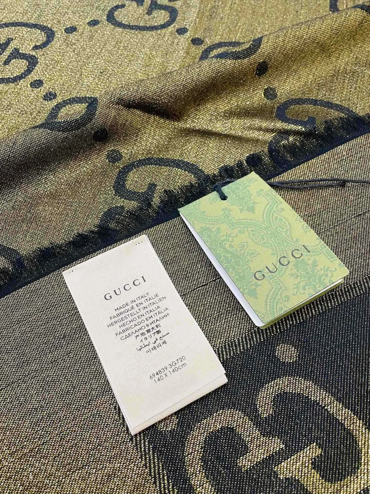 Gucci pañuelo de seda con flecos estampado monograma en dorado marino 8