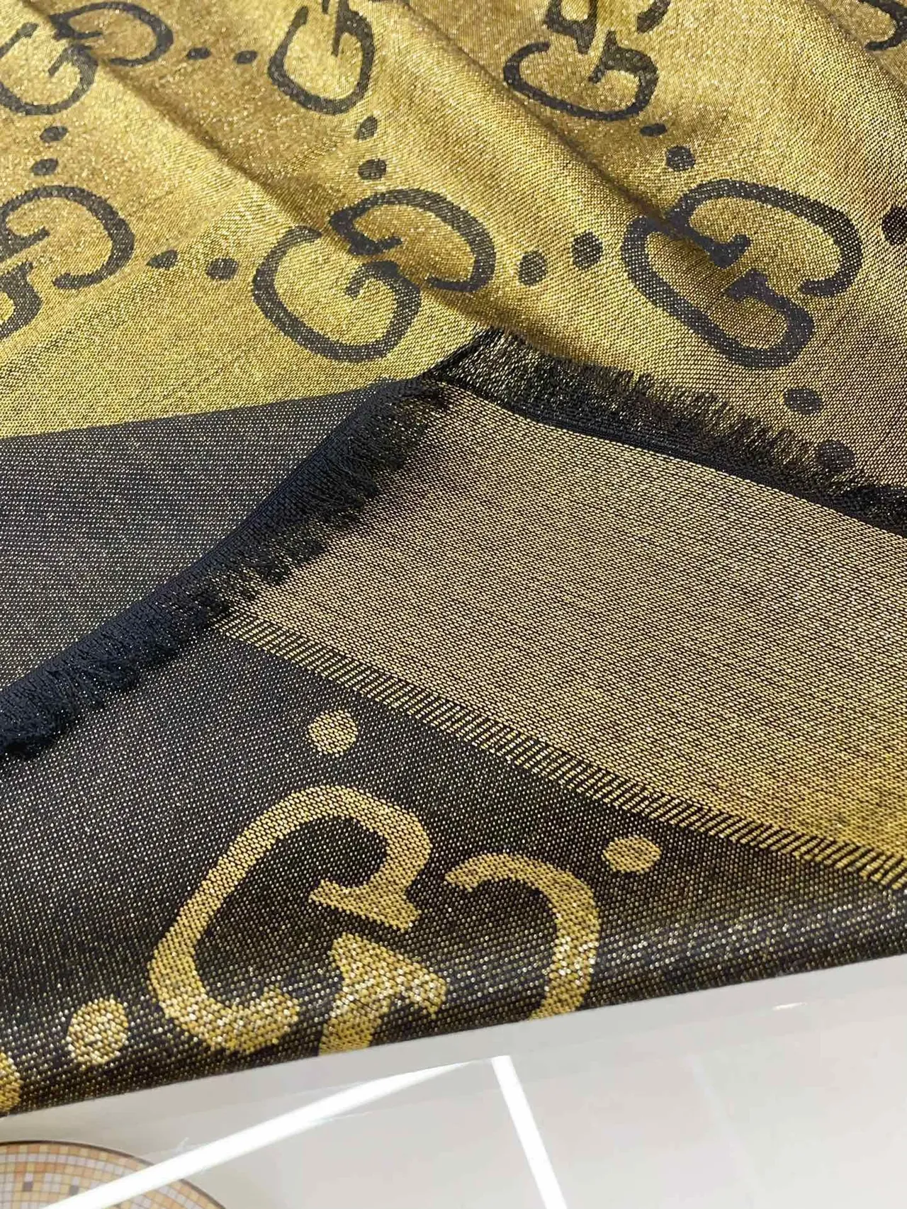 Gucci pañuelo de seda con flecos estampado monograma en dorado marino 9
