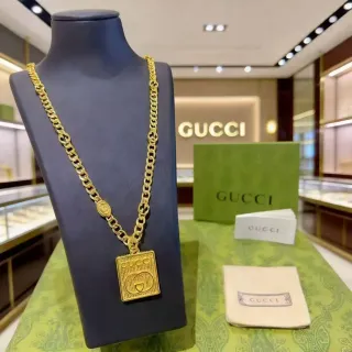 Gucci Collier Pendentif Carré GG doré