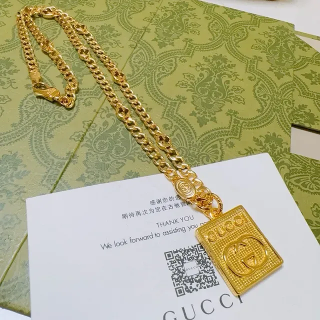 Gucci Collier Pendentif Carré GG doré 3