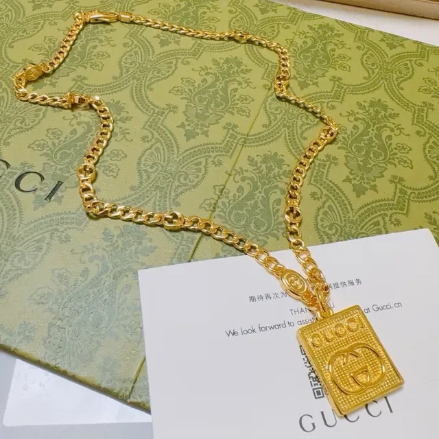 Gucci Collier Pendentif Carré GG doré 4