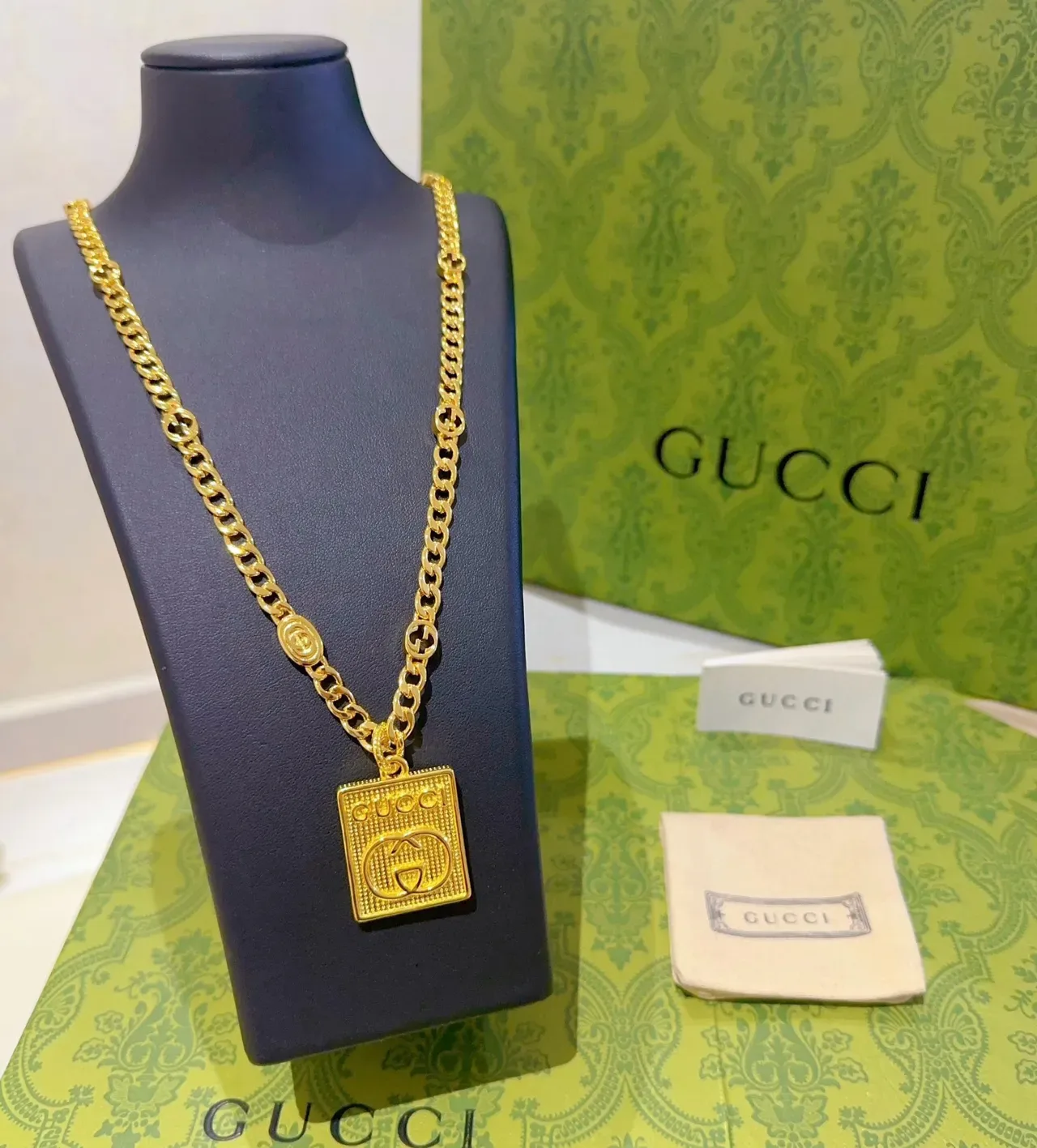 Gucci Collier Pendentif Carré GG doré 5