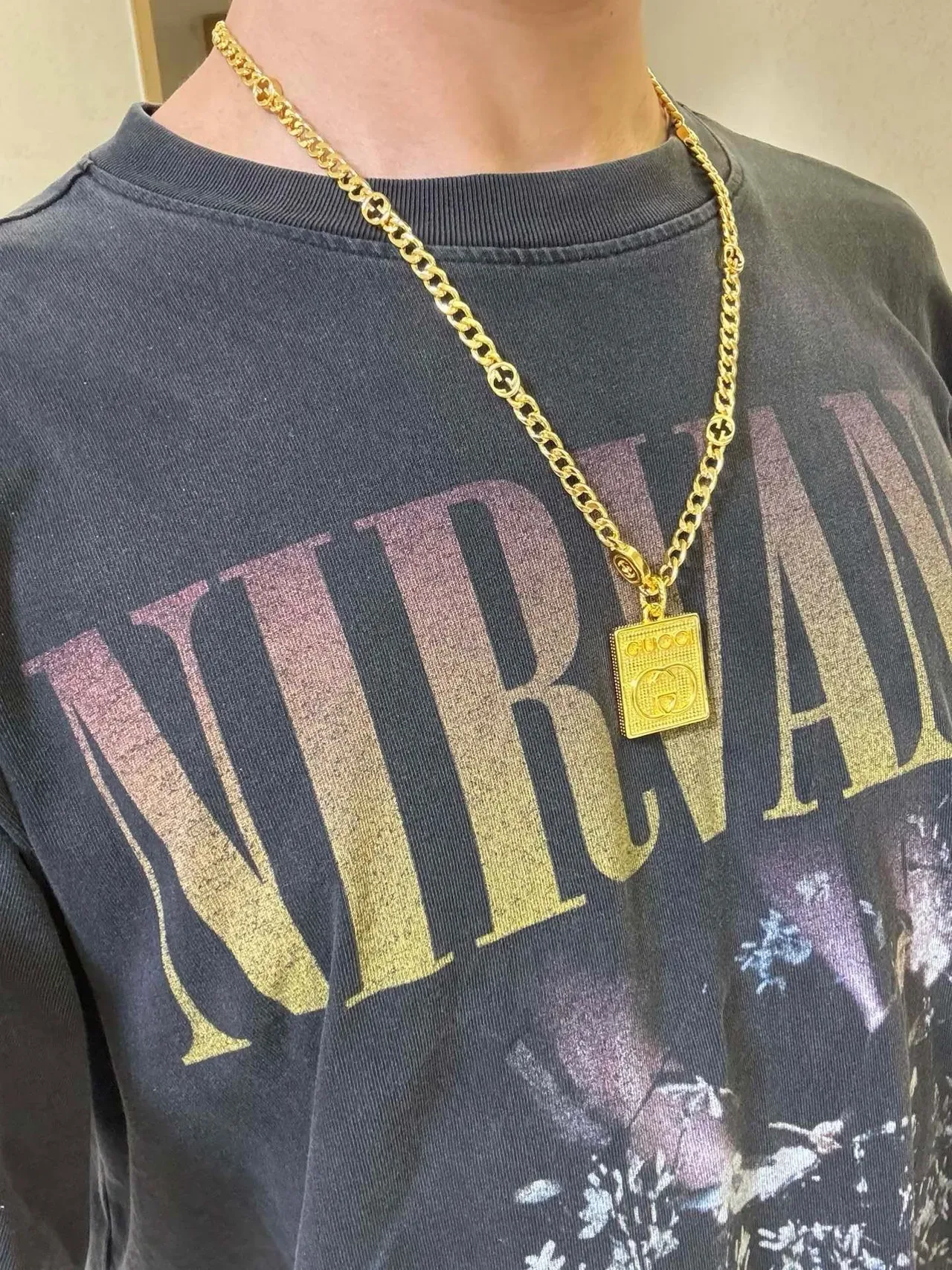 Gucci Collier Pendentif Carré GG doré 8