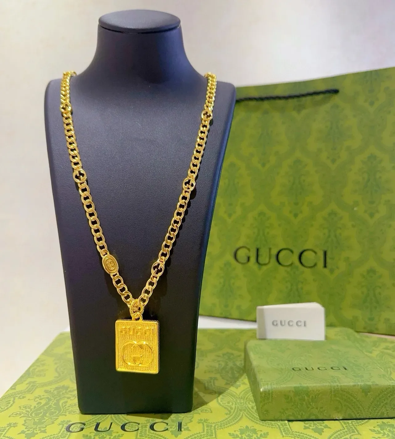 Gucci Collier Pendentif Carré GG doré 9